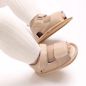 Gros plan détaillé de sandales d'été en cuir PU beige pour bébé avec semelle souple