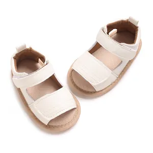 Vue détaillée de sandales blanches pour bébé en cuir PU avec semelles souples