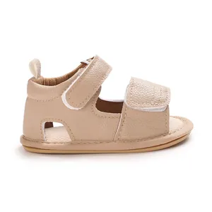 Détail latéral d'une sandale souple en cuir PU beige pour bébé avec double fermeture scratch