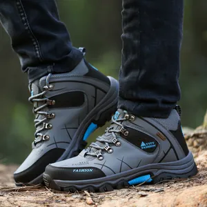 Vista lateral de botas de senderismo grises de caña alta para hombre al aire libre