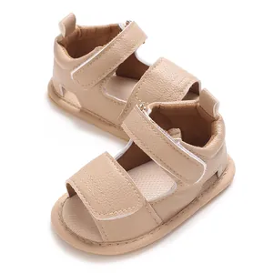Vue détaillée de sandales pour bébé en cuir PU beige avec semelles antidérapantes.