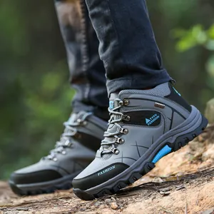 Detalle de botas de montaña grises para hombre diseñadas para senderismo y trail