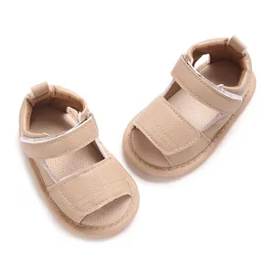 Détail de sandales d'été pour bébé en cuir PU beige avec bandes auto-agrippantes.