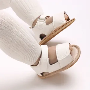 Vue détaillée de sandales blanches en cuir PU pour bébé avec une semelle en caoutchouc souple