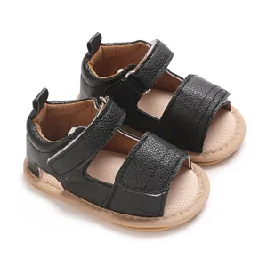 Vue détaillée de sandales en cuir PU noir pour bébé avec semelles en caoutchouc souple