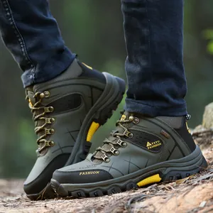 Primer plano de botas de senderismo para hombre verde oliva en suelo de bosque.