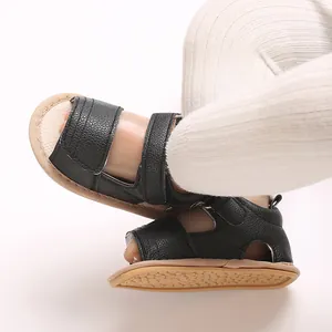 Gros plan de sandales pour bébé en PU noir avec semelle en caoutchouc antidérapante