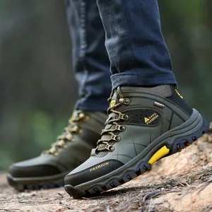 Primer plano de botas de montaña de caña alta verde oliva para hombre en un sendero.
