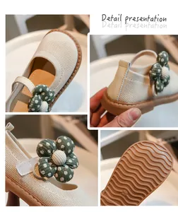 Detailansicht der atmungsaktiven Prinzessinnenschuhe für Mädchen mit Blumenakzent und Sohle