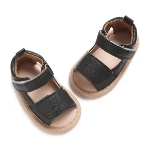 Vue de dessus de sandales pour bébé en cuir PU noir avec semelles antidérapantes