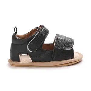 Vue détaillée d'une sandale pour bébé en cuir PU noir avec semelle en caoutchouc souple.