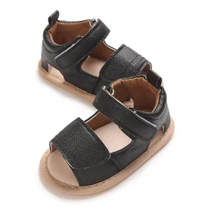 Vue détaillée des sandales bébé en cuir PU noir avec semelles en caoutchouc souples