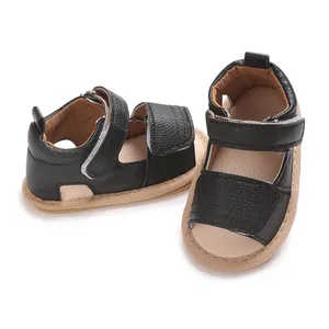 Détail de sandales pour bébé en cuir PU noir avec semelles en caoutchouc souple et velcro