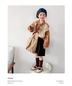 Stylische weiße flache Mädchenschuhe mit Blumendetail in der Outfit-Ansicht