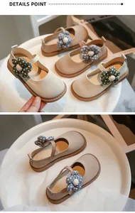 Detailansicht der atmungsaktiven Mädchen Mary Janes mit süßen Polka-Dot-Blumenakzenten