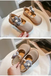 Nahaufnahme beiger, atmungsaktiver Mesh-Mädchenschuhe mit gepunkteter Blume.