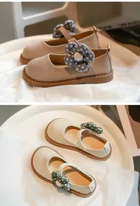 Detailansicht atmungsaktiver Mary Jane Schuhe für Mädchen mit gepunkteter Blume