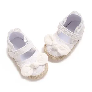 Detailopname van witte kanten baby prinsessenschoenen met een grote strik