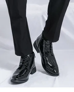 Vue détaillée de bottines Martin noires à motif crocodile pour hommes sur fond blanc