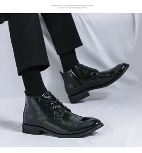 Bottines hautes pour hommes en cuir verni gaufré crocodile noir avec lacets et fermeture éclair.