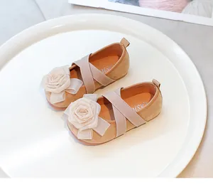 Vista detallada de zapatos de princesa para niñas en color albaricoque con flores