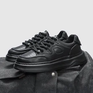 Vista dettagliata di sneaker casual nere con suola spessa e consistenza in pelle