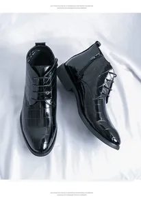 Détail de bottines en cuir verni noir gaufré crocodile avec une semelle EVA légère