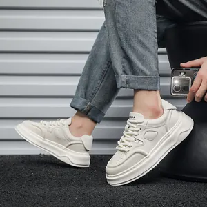 Vista laterale dettagliata di sneaker bianche da uomo con suola spessa in stile lifestyle