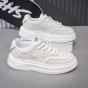 Vista dettagliata delle sneakers da uomo off-white con suola spessa e lacci a corda
