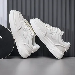 Sneakers platform da uomo color crema con suola spessa e pelle morbida