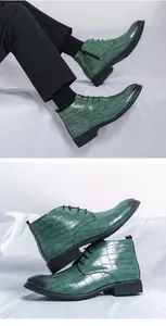Détail de bottines Martin pour hommes en cuir vert à motif crocodile, style rétro
