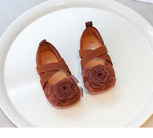 Zapatos planos marrones para niños con rosa de tela y tiras elásticas