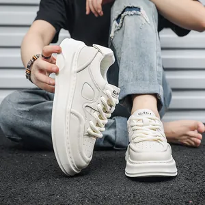 Dettaglio di sneaker da uomo color crema con suola spessa e lacci larghi e design moda