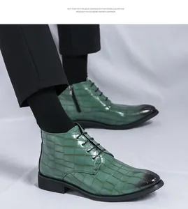 Vue détaillée de bottines pour hommes en cuir vert gaufré croco avec bout noir.
