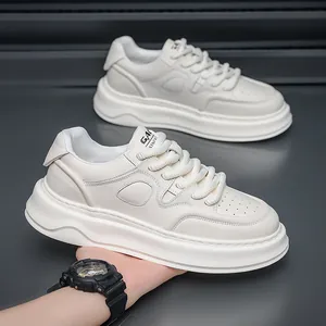 Sneakers casual bianche da uomo con suola spessa e superficie in morbida pelle sintetica