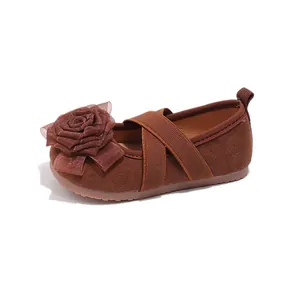 Bailarinas marrones para niñas con flor decorativa grande y correas elásticas.