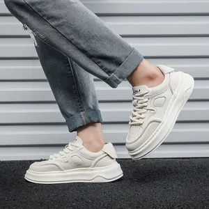 Vista laterale di scarpe casual da uomo bianco sporco con suola spessa in stile urbano