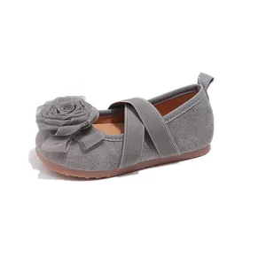 Detalle del zapato de princesa gris para niña con una flor de tela decorativa y elástica