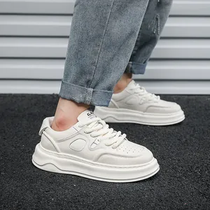 Dettaglio ravvicinato di eleganti sneaker platform bianche da uomo con spesse suole morbide