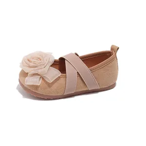 Vista detallada de zapatos de princesa para niños color nude con rosa de tela y elástico