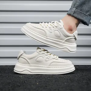 Vista laterale dettagliata di sneaker da uomo color panna con suola spessa morbida