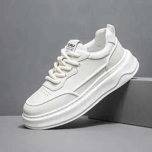 Dettaglio della sneaker platform bianca con finitura in pelle e suola spessa