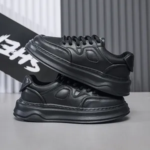 Vista laterale dettagliata di sneaker platform da uomo nere in morbida pelle di qualità