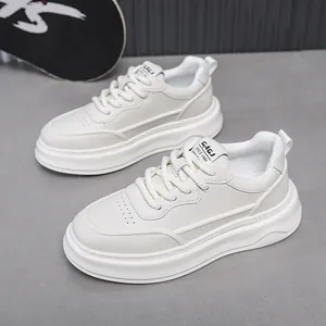 Sneakers da uomo eleganti in pelle bianco sporco con suola spessa e traspiranti.