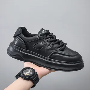 Sneaker platform casual da uomo total black con tomaia in morbida pelle e suola spessa