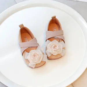 Bailarinas beige de princesa para niña con flor decorativa grande y correas elásticas cruzadas