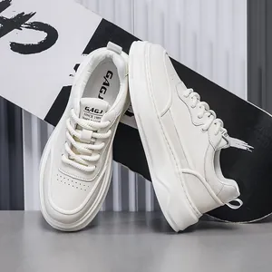 Vista laterale e dall'alto di sneakers platform in pelle bianca da uomo con skateboard