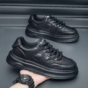 Vista dettagliata di sneakers nere da uomo con suola platform spessa e finitura morbida.