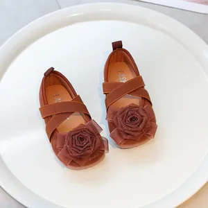 Dulces bailarinas marrones para niñas con flor de rosa grande y correas elásticas