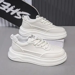 Sneakers casual da uomo bianco sporco con suole spesse platform e dettagli in pelle.